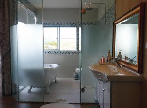 台東市にあるLohas Homestayのシャワー、洗面台、浴槽を備えたバスルーム +32枚の写真