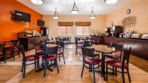 jadalnia ze stołami i krzesłami w restauracji w obiekcie Best Western Plus Zion West w mieście La Verkin