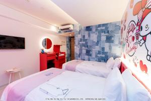 那霸的住宿－HOTEL OKINAWA WITH SANRIO CHARACTERS，墙上涂鸦的房间的两张床
