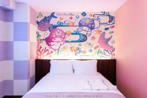 那霸的住宿－HOTEL OKINAWA WITH SANRIO CHARACTERS，一间卧室配有一张壁画床