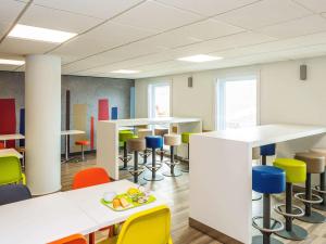 an office with tables and chairs and a cafeteria at ibis budget Paris Porte d'Italie Ouest in Le Kremlin-Bicêtre