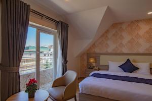 Postel nebo postele na pokoji v ubytování Khanh Uyen 1 Hotel