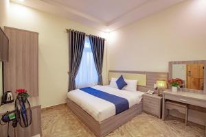 Postel nebo postele na pokoji v ubytování Khanh Uyen 1 Hotel