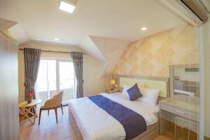 Giường trong phòng chung tại Khanh Uyen 1 Hotel