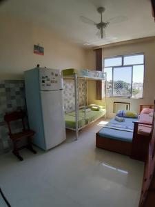 Habitación con nevera y litera en Apartamento temporada Santa Teresa, en Río de Janeiro