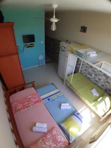 Habitación pequeña con 2 literas y cocina en Apartamento temporada Santa Teresa, en Río de Janeiro