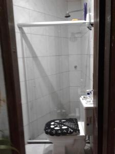 a small bathroom with a toilet and a sink at CASACOMPART itapuã in Salvador