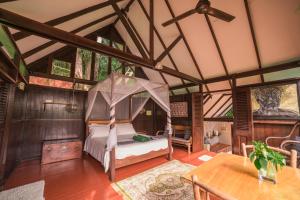 sypialnia z łóżkiem i stołem w pokoju w obiekcie The Dusun w mieście Seremban