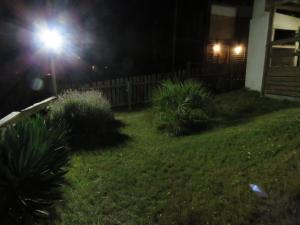un patio por la noche con luz de la calle en La Ruca, en Punta del Diablo