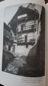 ein Schwarz-Weiß-Foto eines Gebäudes in der Unterkunft Casa Grillino in Brione sopra Minusio