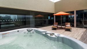 La alberca dentro o cerca de Holiday Inn Express Mexico Aeropuerto by IHG