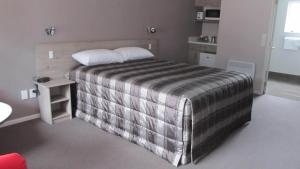 Postel nebo postele na pokoji v ubytování Carramar Motor Inn