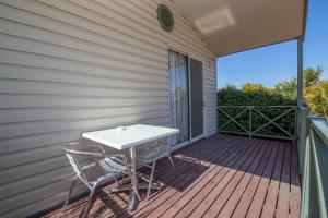 ein weißer Tisch und Stühle auf einer Terrasse in der Unterkunft Karrinyup Waters Resort in Perth