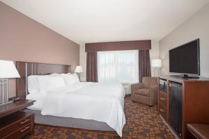 Un pat sau paturi într-o cameră la Holiday Inn Express & Suites Yankton, an IHG Hotel