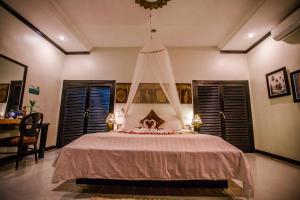 Postel nebo postele na pokoji v ubytování The Sanctuary Villa Battambang