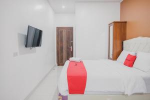 RedDoorz Syariah near Transmart Lampung tesisinde bir odada yatak veya yataklar