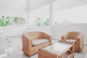 RedDoorz Syariah near Arafah Hospital Jambi的休息区