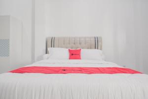 RedDoorz Syariah near Arafah Hospital Jambi客房内的一张或多张床位