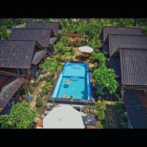 una vista aérea de una piscina en un complejo en Mertasari Bungalows, en Nusa Penida