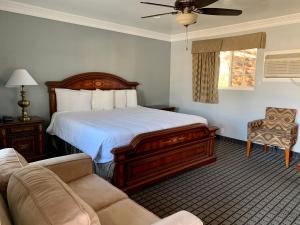 Tempat tidur dalam kamar di Viking Motel-Ventura