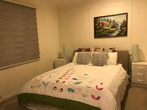 Lova arba lovos apgyvendinimo įstaigoje Auckland One Tree Hill Cody suite