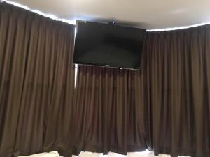 TV a/nebo společenská místnost v ubytování Anderson Hotel