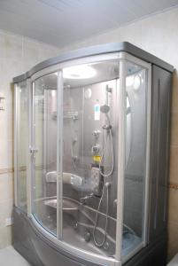 ducha en una habitación con ducha en Jahon Palace, en Samarkand