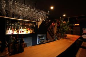 un bar con botellas de alcohol y copas de vino en B&B MIKAWA - Kanazawa Fish Harbour, en Kanazawa