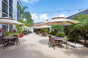 Doubletree by Hilton Fort Myers at Bell Tower Shops 레스토랑 또는 맛집