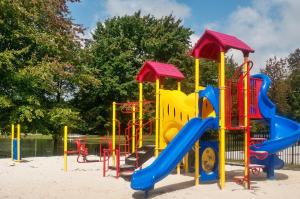 um parque infantil com escorrega na areia em Hershey Camping Resort Park Model 6 em Mount Wilson