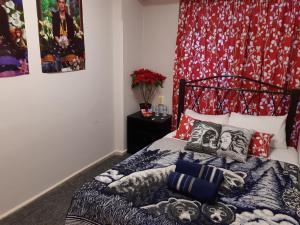 墨西哥城Alameda House的一间卧室配有一张红色床头板的床