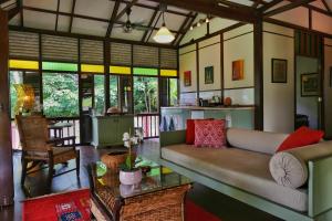 クアにあるVilla Kelapa Langkawiのソファとテーブルのあるリビングルーム
