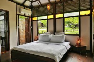 クアにあるVilla Kelapa Langkawiの窓付きのベッドルーム1室(大型ベッド1台付) +37枚の写真