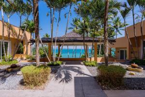 um resort com palmeiras e o oceano ao fundo em Coral Cove Beachfront Villa - Koh Chang em Ko Chang