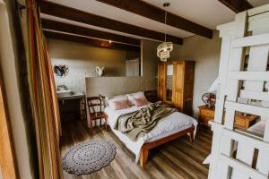 Un dormitorio con una cama y un escritorio. en The Stables Accommodation, en Langebaan