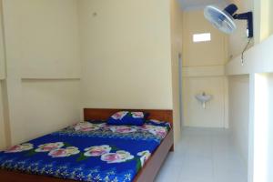 Un pat sau paturi într-o cameră la Kelapa Gading Homestay Syariah RedPartner