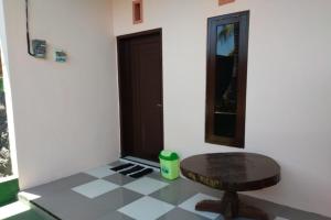 a room with a table and a tiled floor at Kelapa Gading Homestay Syariah RedPartner in Banyuwangi