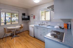 A kitchen or kitchenette at Ingenia Holidays Nepean River