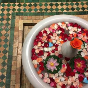 una vasca da bagno piena di perline e fiori di Dar Sultan a Tangeri