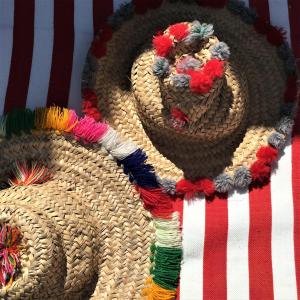 un sombrero de paja con hilos coloridos en una pared en Dar Sultan, en Tánger