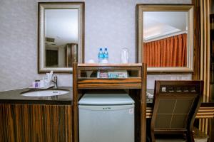 台北市にあるGuide Hotel Taipei Xinyiのバスルーム(洗面台、鏡付)