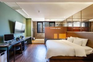 TV a/nebo společenská místnost v ubytování Beomil Brown Dot Hotel