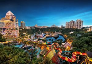 un parque de atracciones en una ciudad con una montaña rusa en Sunway Lagoon Hotel , formerly Sunway Clio Hotel en Kuala Lumpur