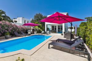 Bazén v ubytování Villa LUMI-Oleanda 8 Pers am Yachthafen Cala d' Or nebo v jeho okolí
