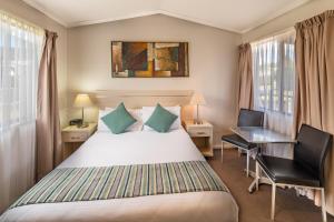 
A bed or beds in a room at Ingenia Holidays Nepean River
