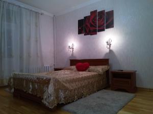 سرير أو أسرّة في غرفة في Apartment Kuibysheva 4 На 2 этаже