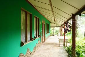 Eco-Logic, Resort for Charity外面的花园