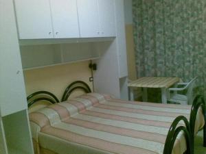 Zimmer mit einem Bett und einem Tisch mit einem Stuhl in der Unterkunft Residence Nettuno in Campomarino