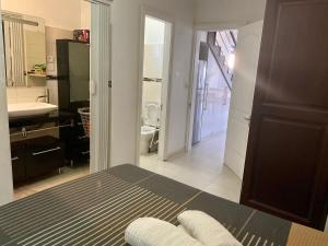 1 dormitorio con 1 cama y baño en Villa Ebène - Ideal Location in Rose Hill en Rose Hill