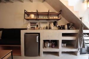 eine Küche mit einer Theke in der Mitte eines Zimmers in der Unterkunft New Guesthouse in Emporios in Emporeiós